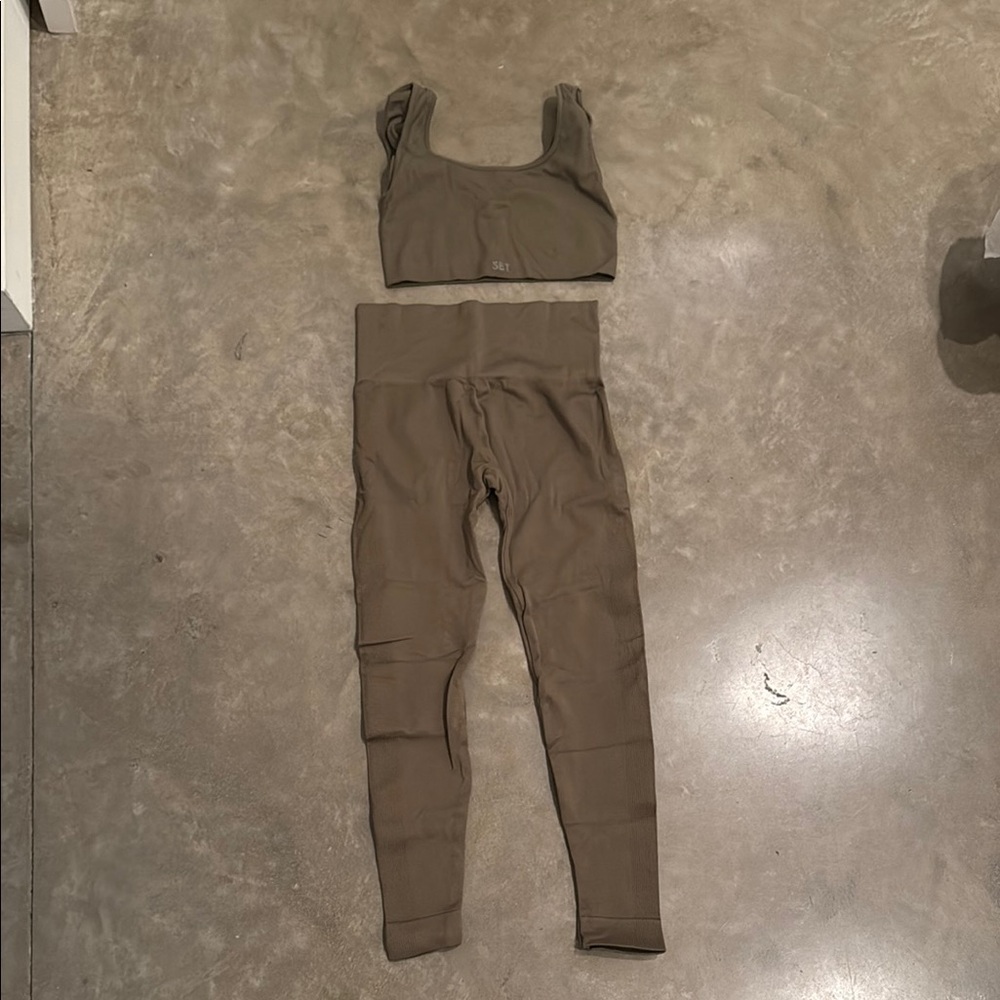 SET ACTIVE  Olive Green Leggings and Top Set